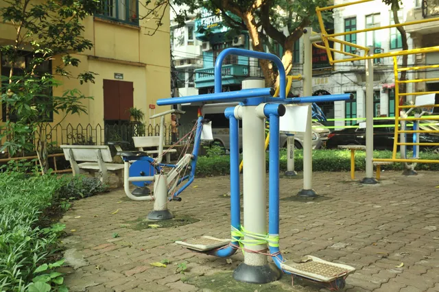 Trói thiết bị tập thể dục ven hồ Tây, hạn chế tụ tập đông người - Ảnh 4. Trói thiết bị tập thể dục ven hồ Tây, hạn chế tụ tập đông người - Ảnh 4.