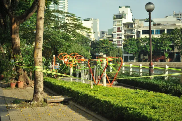 Trói thiết bị tập thể dục ven hồ Tây, hạn chế tụ tập đông người - Ảnh 1. Trói thiết bị tập thể dục ven hồ Tây, hạn chế tụ tập đông người - Ảnh 1.