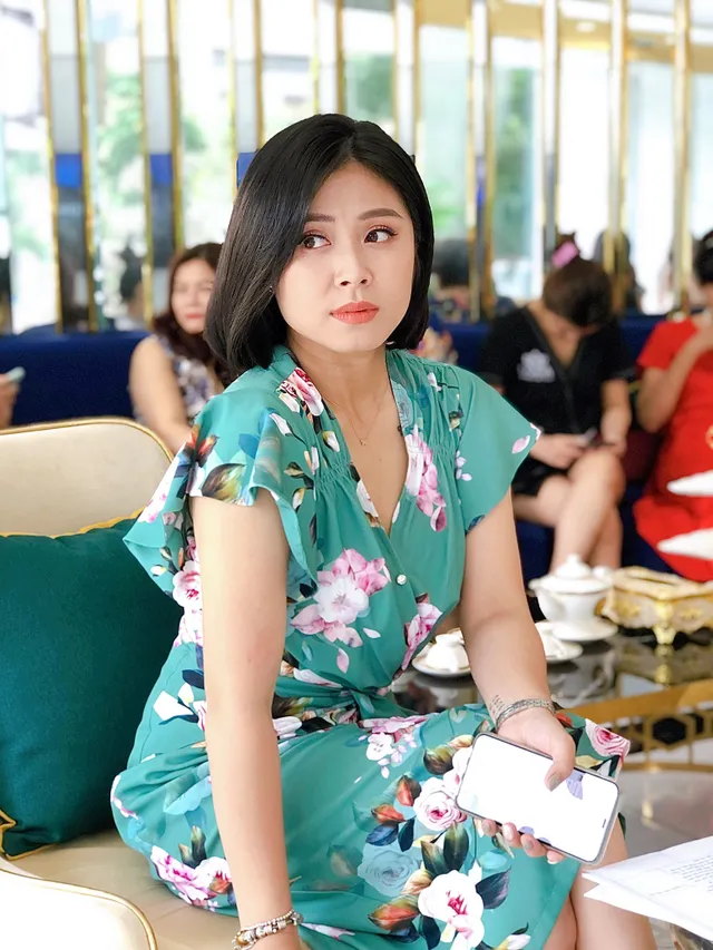 Ngắm loạt váy hoa mùa Hè xinh ngây ngất của các nữ MC, BTV - Ảnh 4. Ngắm loạt váy hoa mùa Hè xinh ngây ngất của các nữ MC, BTV - Ảnh 4.