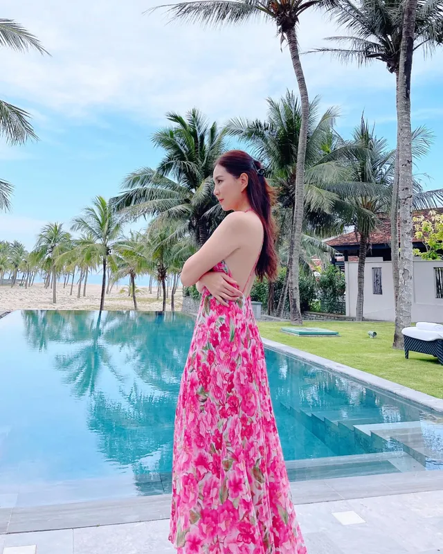 Ngắm loạt váy hoa mùa Hè xinh ngây ngất của các nữ MC, BTV - Ảnh 6. Ngắm loạt váy hoa mùa Hè xinh ngây ngất của các nữ MC, BTV - Ảnh 6.
