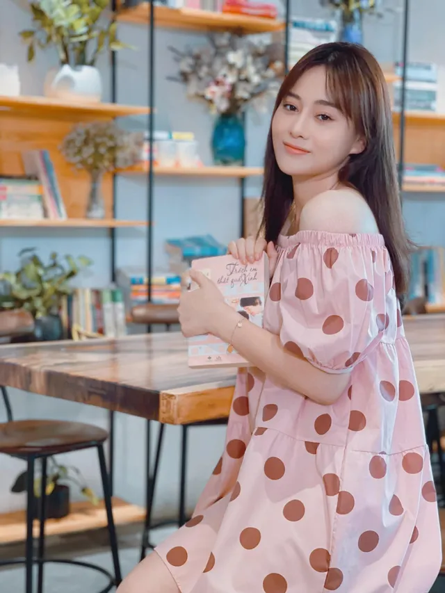 Dàn diễn viên diện đầm trễ vai: Phương Oanh, Bảo Thanh đẹp không tì vết, Hồng Diễm hack tuổi thần sầu - Ảnh 1. Dàn diễn viên diện đầm trễ vai: Phương Oanh, Bảo Thanh đẹp không tì vết, Hồng Diễm hack tuổi thần sầu - Ảnh 1.