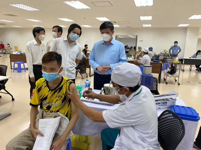 Khởi động chiến dịch tiêm chủng 836.000 liều vaccine tại TP. Hồ Chí Minh - Ảnh 2.