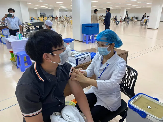 Lưu ý quan trọng với những người sắp tiêm vaccine phòng COVID-19 - Ảnh 2.