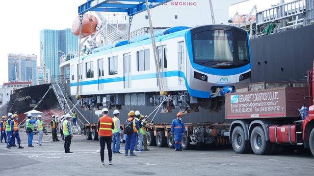 Thêm 2 đoàn tàu của tuyến metro số 1 về đến TP Hồ Chí Minh - Ảnh 1.