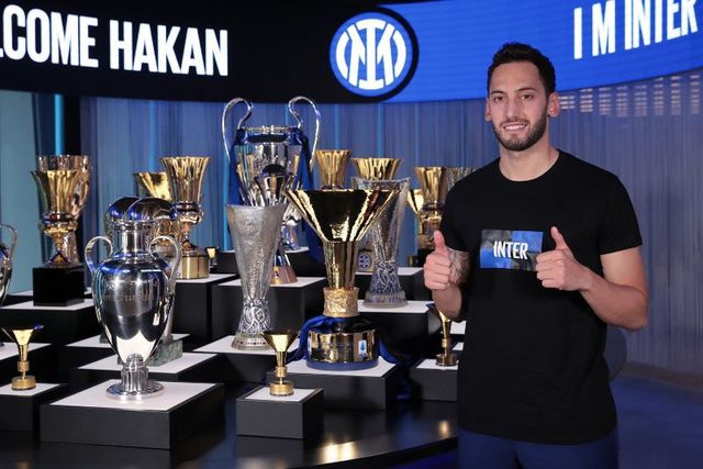 Hakan Calhanoglu gia nhập Inter Milan theo dạng chuyển nhượng tự do - Ảnh 1.