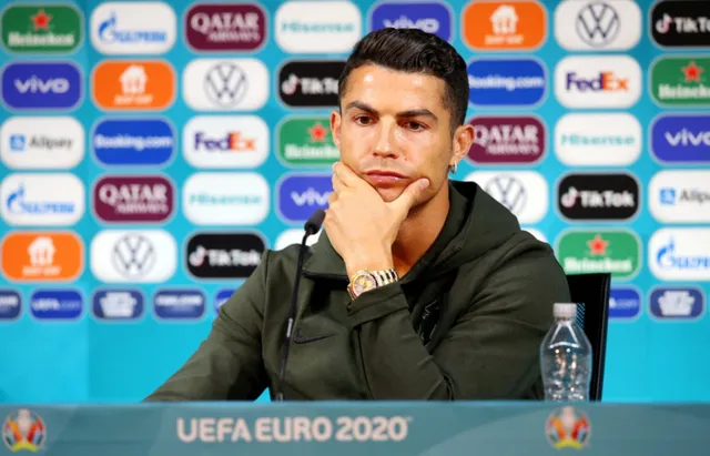 Truyền thông xã hội lên ngôi: C.Ronaldo làm những gì mình thích, Coca-Cola phải chấp nhận những gì anh làm - Ảnh 1. Truyền thông xã hội lên ngôi: C.Ronaldo làm những gì mình thích, Coca-Cola phải chấp nhận những gì anh làm - Ảnh 1.