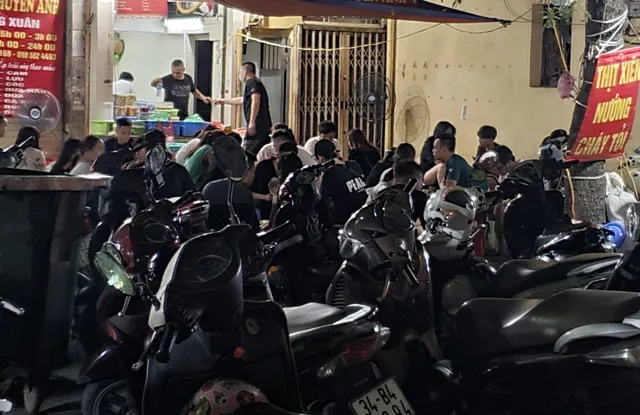 Quán nước vỉa hè ở Hà Nội đông đúc sau lệnh nới lỏng - Ảnh 7. Quán nước vỉa hè ở Hà Nội đông đúc sau lệnh nới lỏng - Ảnh 7.