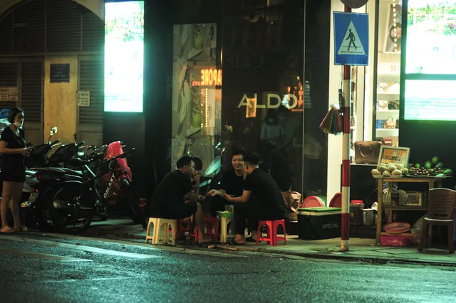 Quán nước vỉa hè ở Hà Nội đông đúc sau lệnh nới lỏng - Ảnh 8. Quán nước vỉa hè ở Hà Nội đông đúc sau lệnh nới lỏng - Ảnh 8.