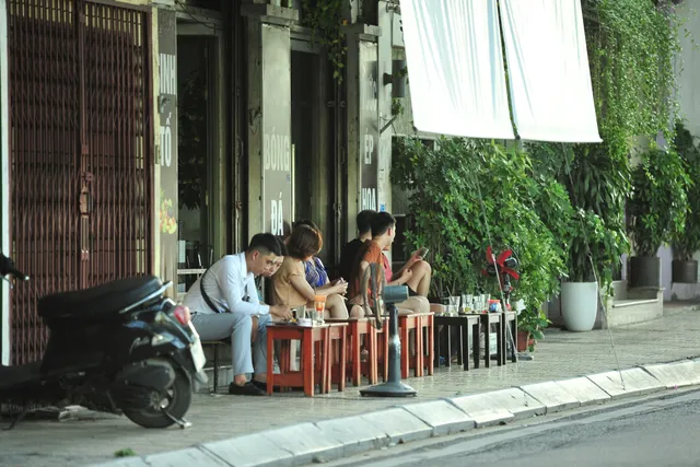 Quán nước vỉa hè ở Hà Nội đông đúc sau lệnh nới lỏng - Ảnh 2. Quán nước vỉa hè ở Hà Nội đông đúc sau lệnh nới lỏng - Ảnh 2.