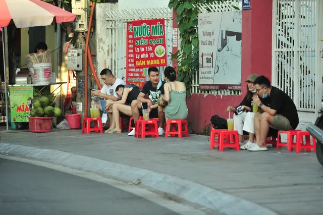 Quán nước vỉa hè ở Hà Nội đông đúc sau lệnh nới lỏng - Ảnh 1. Quán nước vỉa hè ở Hà Nội đông đúc sau lệnh nới lỏng - Ảnh 1.