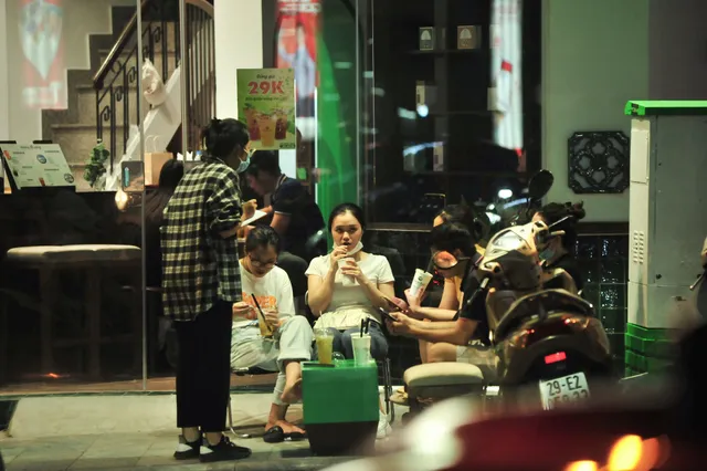Quán nước vỉa hè ở Hà Nội đông đúc sau lệnh nới lỏng - Ảnh 5. Quán nước vỉa hè ở Hà Nội đông đúc sau lệnh nới lỏng - Ảnh 5.