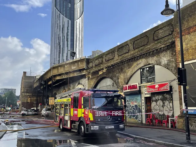 Cháy lớn ở thủ đô London của Anh, hàng trăm người phải sơ tán - Ảnh 6.