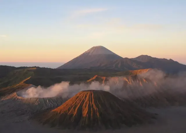 Hàng nghìn người trèo lên miệng núi lửa ở Indonesia để cúng tế - Ảnh 6.