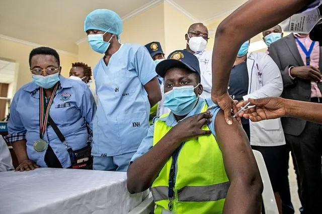 Kêu gọi các nước giàu ủng hộ 50 tỷ USD để tiêm vaccine toàn cầu - Ảnh 1. Kêu gọi các nước giàu ủng hộ 50 tỷ USD để tiêm vaccine toàn cầu - Ảnh 1.