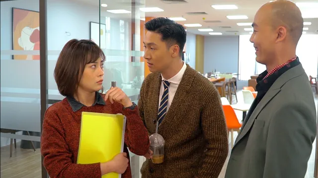 Loạt áo len nhìn là hãi của Phương Oanh khi Hương vị tình thân phát đúng thời tiết gần 40 độ - Ảnh 11. Loạt áo len nhìn là hãi của Phương Oanh khi Hương vị tình thân phát đúng thời tiết gần 40 độ - Ảnh 11.