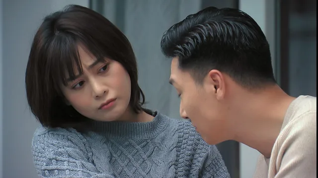 Loạt áo len nhìn là hãi của Phương Oanh khi Hương vị tình thân phát đúng thời tiết gần 40 độ - Ảnh 12. Loạt áo len nhìn là hãi của Phương Oanh khi Hương vị tình thân phát đúng thời tiết gần 40 độ - Ảnh 12.