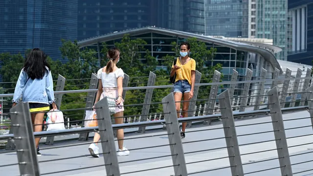 Singapore hướng tới ngừng đếm số ca mắc COVID-19 mỗi ngày sau khi hoàn thành tiêm chủng - Ảnh 1. Singapore hướng tới ngừng đếm số ca mắc COVID-19 mỗi ngày sau khi hoàn thành tiêm chủng - Ảnh 1.