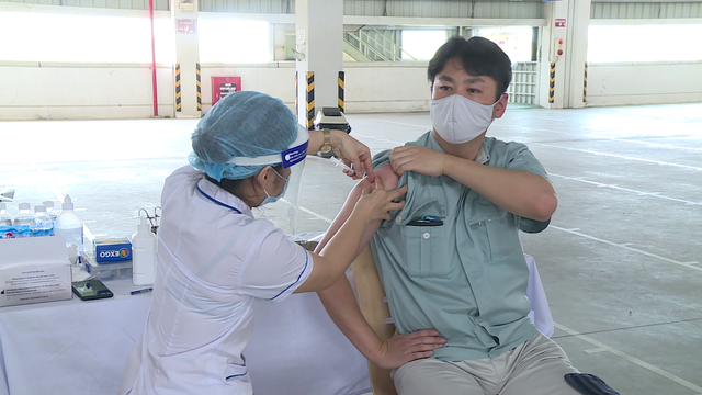 Đảm bảo an toàn tối đa cho người tiêm vaccine COVID-19 trong chiến dịch tiêm chủng lớn nhất lịch sử - Ảnh 2.