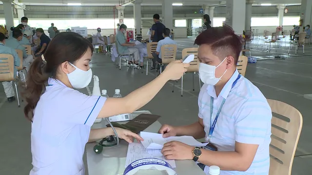 Hà Nội triển khai 30 điểm tiêm vaccine COVID-19 lưu động tại các khu công nghiệp trên địa bàn Đông Anh - Ảnh 3.