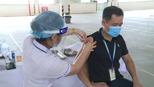 Hà Nội triển khai 30 điểm tiêm vaccine COVID-19 lưu động tại các khu công nghiệp trên địa bàn Đông Anh - Ảnh 4.