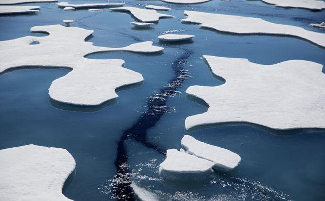 Một số khu vực ở Bắc Cực sẽ không còn băng vào năm 2040 - Ảnh 1.