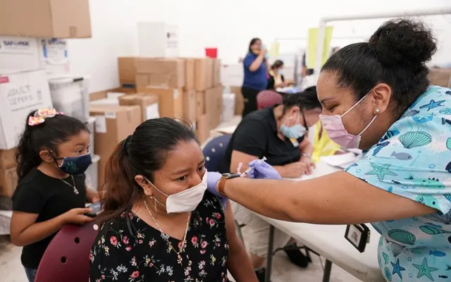 Tấm khiên vaccine có đẩy lùi đại dịch COVID-19 tại Mỹ? - Ảnh 1. Tấm khiên vaccine có đẩy lùi đại dịch COVID-19 tại Mỹ? - Ảnh 1.