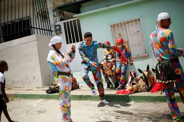 “Vũ công Quỷ” mong cầu đại dịch kết thúc tại lễ hội ở Venezuela - Ảnh 3. “Vũ công Quỷ” mong cầu đại dịch kết thúc tại lễ hội ở Venezuela - Ảnh 3.