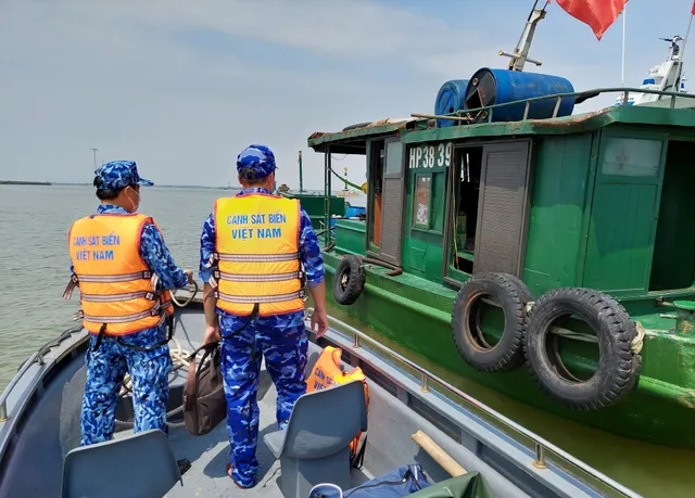 Bộ Tư lệnh Vùng Cảnh sát biển 1 tạm giữ 25.000 lít dầu DO không rõ nguồn gốc - Ảnh 1. Bộ Tư lệnh Vùng Cảnh sát biển 1 tạm giữ 25.000 lít dầu DO không rõ nguồn gốc - Ảnh 1.