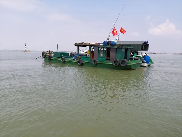 Bộ Tư lệnh Vùng Cảnh sát biển 1 tạm giữ 25.000 lít dầu DO không rõ nguồn gốc - Ảnh 3. Bộ Tư lệnh Vùng Cảnh sát biển 1 tạm giữ 25.000 lít dầu DO không rõ nguồn gốc - Ảnh 3.