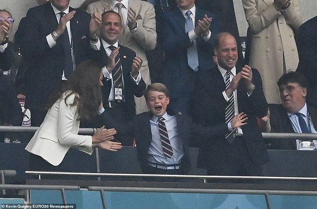 Những hình ảnh của hoàng tử 7 tuổi nước Anh tại CK Euro 2020 - từ vui mừng đến tuyệt vọng - Ảnh 1.