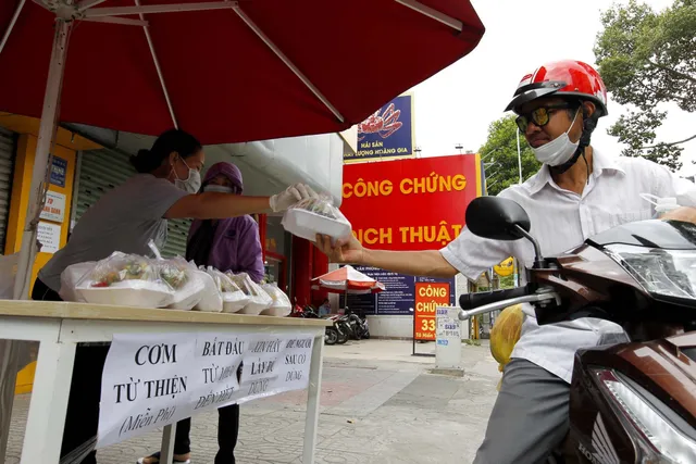 Quyết liệt vào cuộc, tận dụng “thời gian vàng” để đẩy lùi COVID-19 tại TP Hồ Chí Minh - Ảnh 6. Quyết liệt vào cuộc, tận dụng “thời gian vàng” để đẩy lùi COVID-19 tại TP Hồ Chí Minh - Ảnh 6.