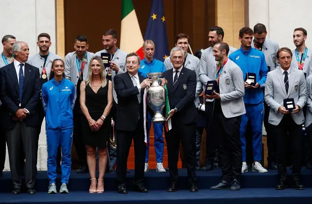 Chùm ảnh: Lễ ăn mừng hoành tráng của ĐT Italia tại Rome - Ảnh 7. Chùm ảnh: Lễ ăn mừng hoành tráng của ĐT Italia tại Rome - Ảnh 7.