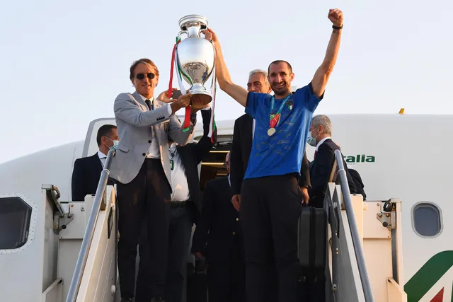 Chùm ảnh: Lễ ăn mừng hoành tráng của ĐT Italia tại Rome - Ảnh 1. Chùm ảnh: Lễ ăn mừng hoành tráng của ĐT Italia tại Rome - Ảnh 1.