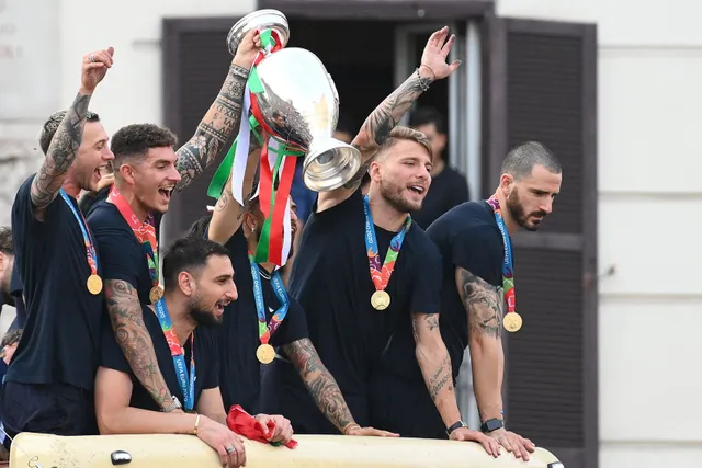 Chùm ảnh: Lễ ăn mừng hoành tráng của ĐT Italia tại Rome - Ảnh 14. Chùm ảnh: Lễ ăn mừng hoành tráng của ĐT Italia tại Rome - Ảnh 14.