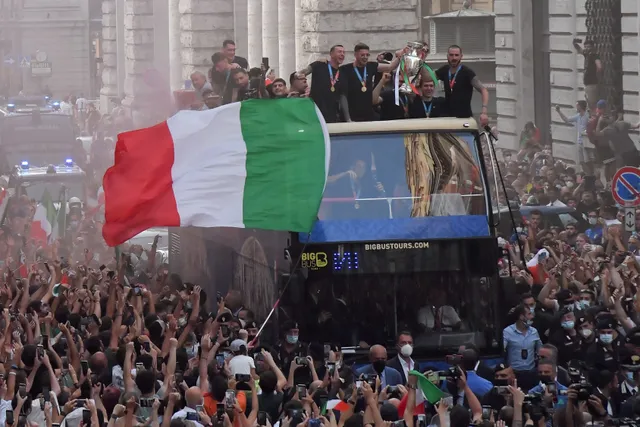 Chùm ảnh: Lễ ăn mừng hoành tráng của ĐT Italia tại Rome - Ảnh 13. Chùm ảnh: Lễ ăn mừng hoành tráng của ĐT Italia tại Rome - Ảnh 13.
