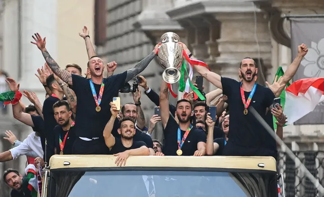 Chùm ảnh: Lễ ăn mừng hoành tráng của ĐT Italia tại Rome - Ảnh 11. Chùm ảnh: Lễ ăn mừng hoành tráng của ĐT Italia tại Rome - Ảnh 11.