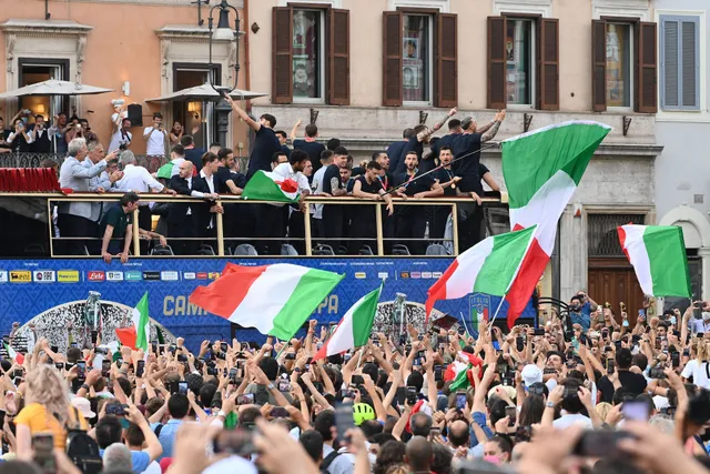 Chùm ảnh: Lễ ăn mừng hoành tráng của ĐT Italia tại Rome - Ảnh 10. Chùm ảnh: Lễ ăn mừng hoành tráng của ĐT Italia tại Rome - Ảnh 10.