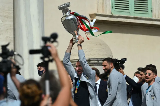 Chùm ảnh: Lễ ăn mừng hoành tráng của ĐT Italia tại Rome - Ảnh 4. Chùm ảnh: Lễ ăn mừng hoành tráng của ĐT Italia tại Rome - Ảnh 4.