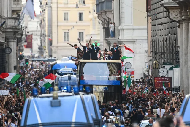 Chùm ảnh: Lễ ăn mừng hoành tráng của ĐT Italia tại Rome - Ảnh 9. Chùm ảnh: Lễ ăn mừng hoành tráng của ĐT Italia tại Rome - Ảnh 9.