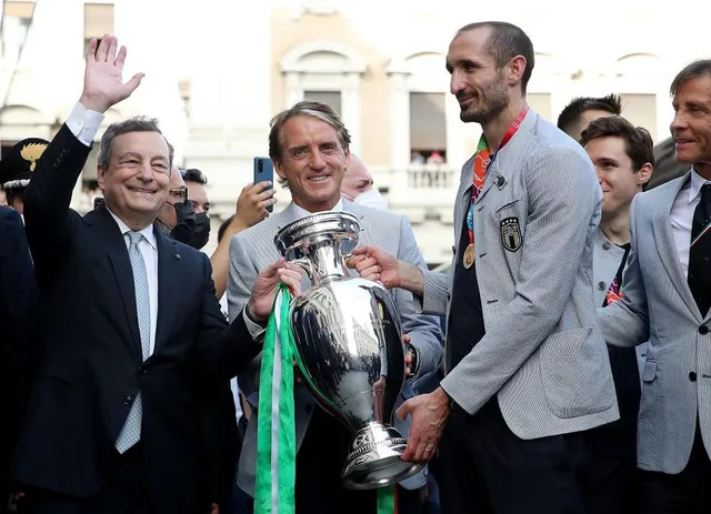 Chùm ảnh: Lễ ăn mừng hoành tráng của ĐT Italia tại Rome - Ảnh 6. Chùm ảnh: Lễ ăn mừng hoành tráng của ĐT Italia tại Rome - Ảnh 6.