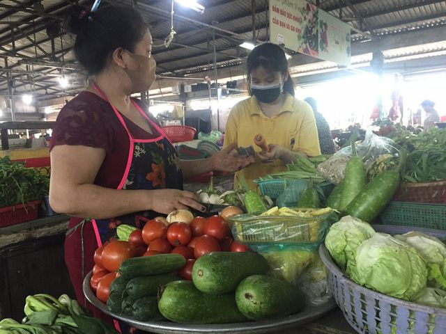 TP Hồ Chí Minh thí điểm cho tiểu thương chợ truyền thống bán rau, củ trở lại - Ảnh 1.