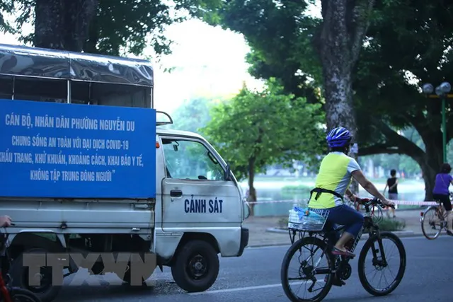 Hàng quán Hà Nội nghiêm túc bán hàng mang đi, một số nơi đóng cửa nghỉ dịch - Ảnh 1.