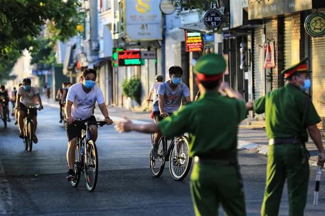 Phớt lờ lệnh cấm, người dân Thủ đô vẫn vô tư đạp xe, tập thể dục như không hề có dịch - Ảnh 3.