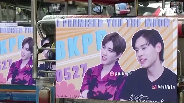 Treo biển quảng cáo các ngôi sao K-pop trên xe để kiếm thêm thu nhập - Ảnh 1.