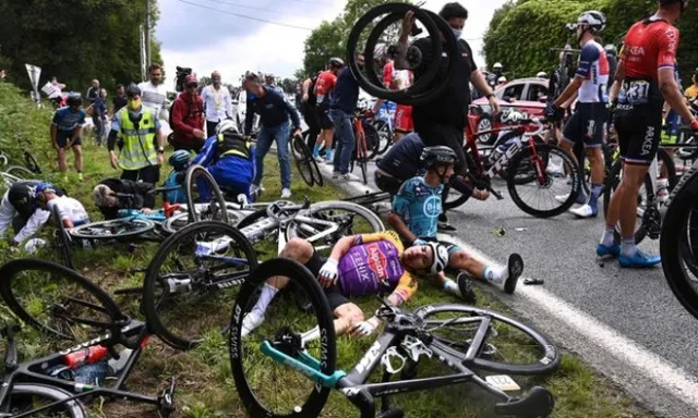 Bắt giữ nữ CĐV gây tai nạn liên hoàn tại Tour de France - Ảnh 2.