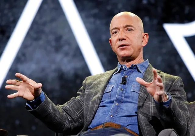 Nữ phi hành gia 82 tuổi cùng tỉ phú Jeff Bezos bay vào không gian - Ảnh 1.