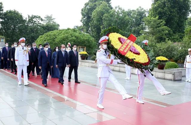 Đại biểu Quốc hội khóa XV vào Lăng viếng Chủ tịch Hồ Chí Minh - Ảnh 5.