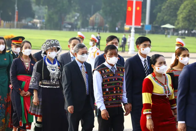 Đại biểu Quốc hội khóa XV vào Lăng viếng Chủ tịch Hồ Chí Minh - Ảnh 4.