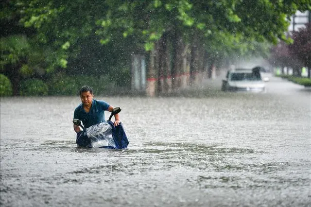 Mưa lớn nhấn chìm tỉnh Hà Nam, Trung Quốc nâng mức cảnh báo lũ lụt - Ảnh 1.