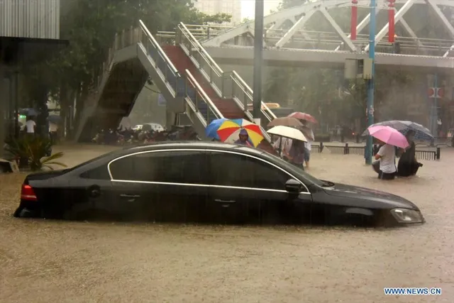 Mưa lớn nhấn chìm tỉnh Hà Nam, Trung Quốc nâng mức cảnh báo lũ lụt - Ảnh 2.